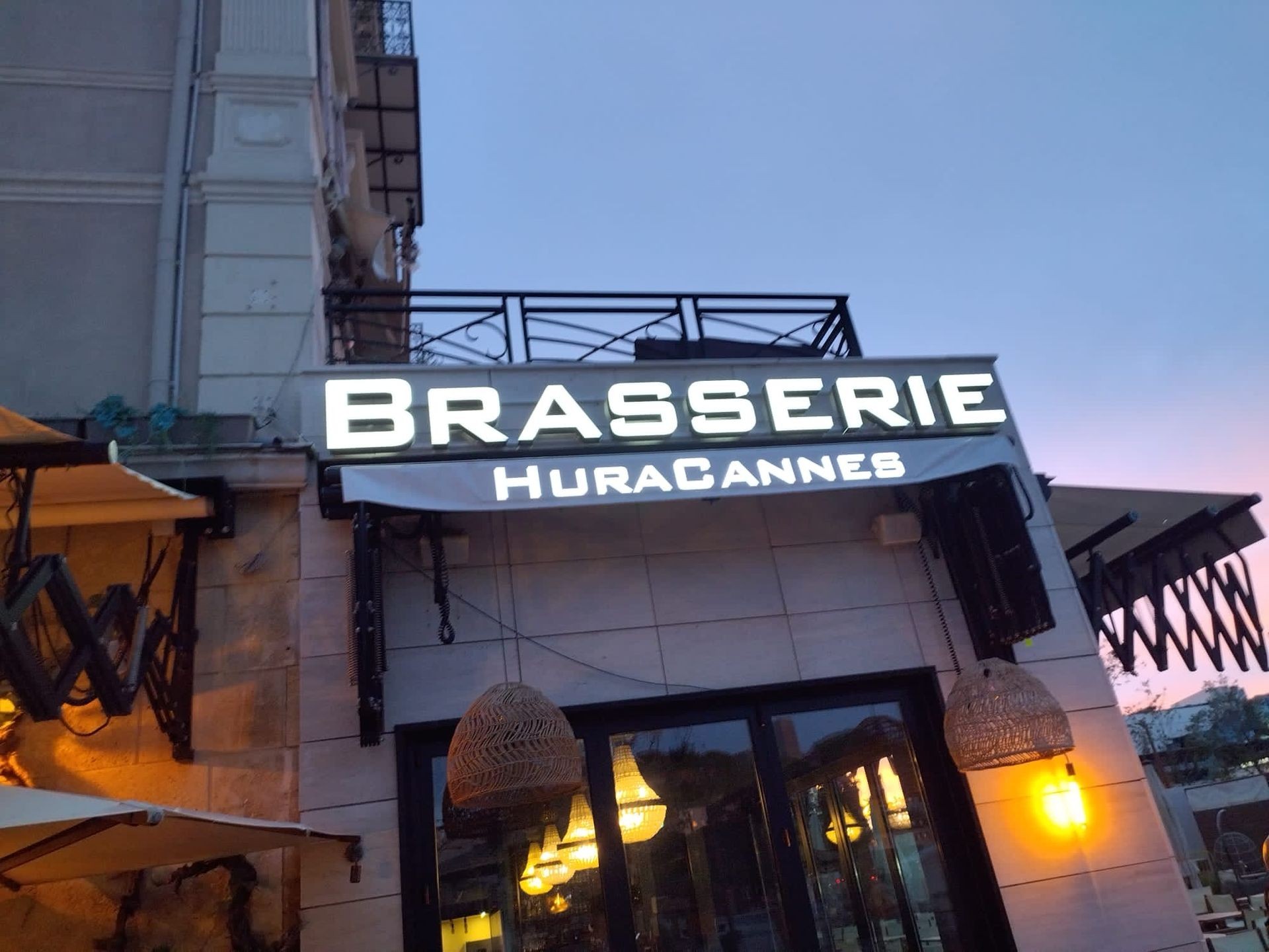 Enseignes à éclairage direct